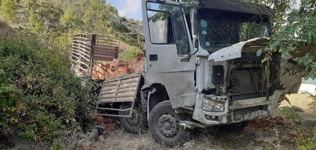 Gədəbəydə yük maşını dərəyə aşdı