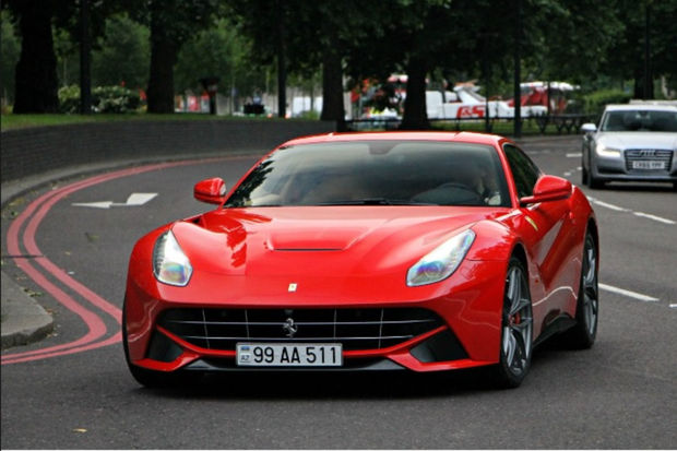 Bakıda AA seriyalı “Ferrari”nin sahibi CƏRİMƏLƏNDİ