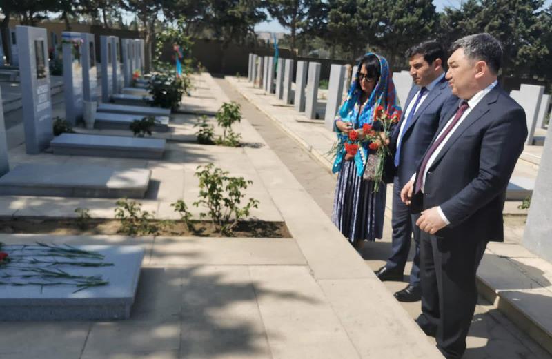 Qisas üçün Azərbaycana gələn qərib əsgər yad olundu - Məşhur akademik Şəhidlər xiyabanında...