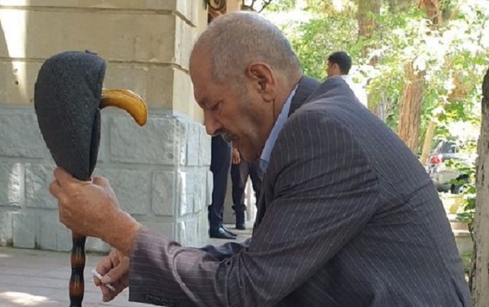 Generalın məhkəməsində zərərçəkmiş özünü yandırmaq istədi