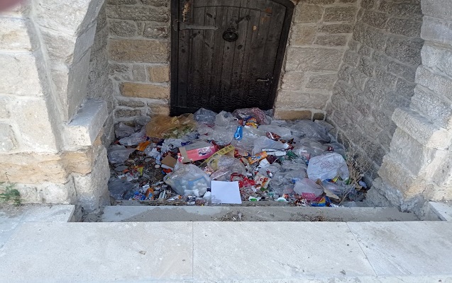 Bakıda tarixi abidə zibilliyə çevrildi - FOTO