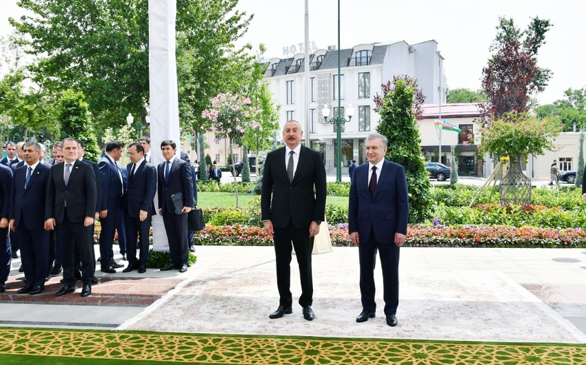 İlham Əliyevə Füzulinin əlyazmaları hədiyyə edildi 