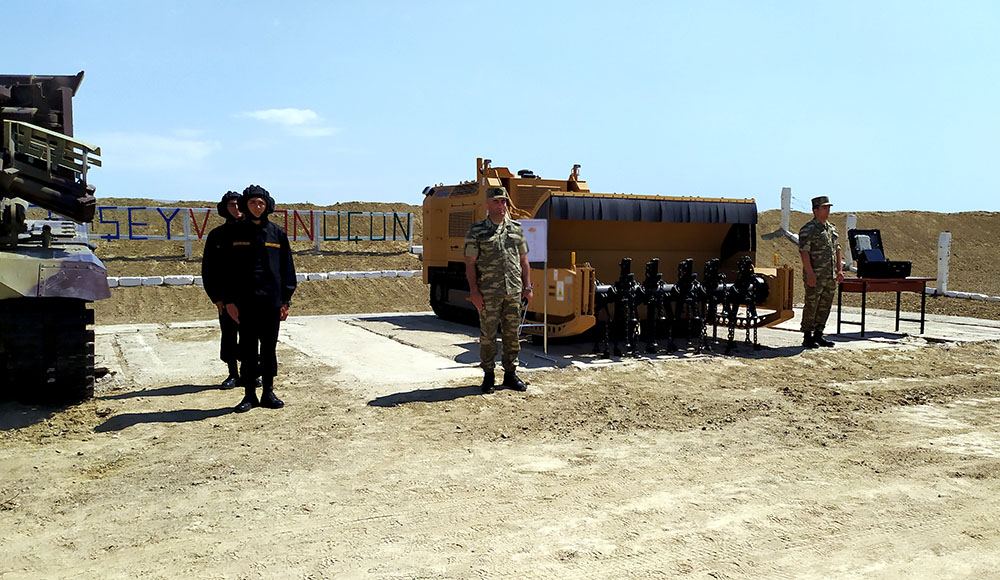 Türkiyəli mütəxəssislər hərbçilərimizə mina təmizləmə kursu keçir