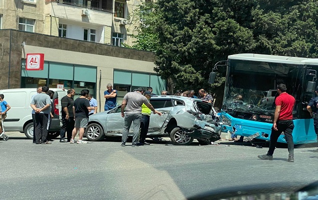 Bakıda avtobus qəza törətdi - VİDEO