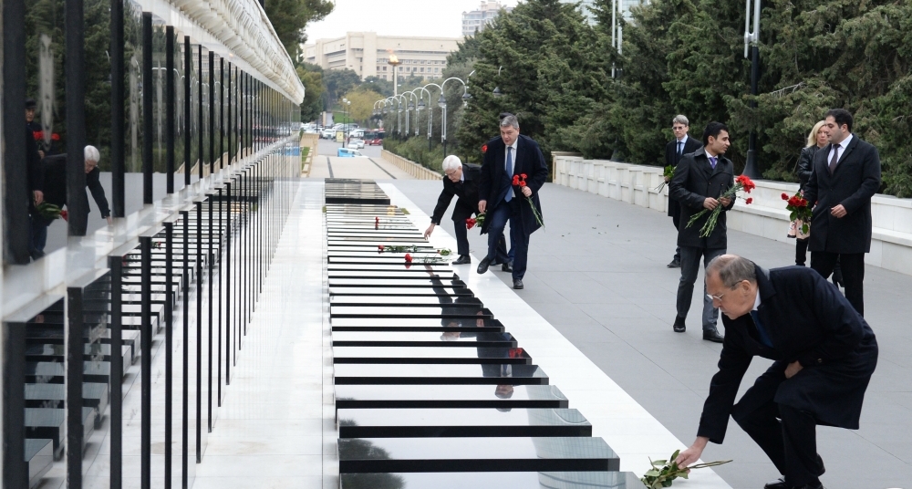 Lavrov Şəhidlər xiyabanını ziyarət etdi
