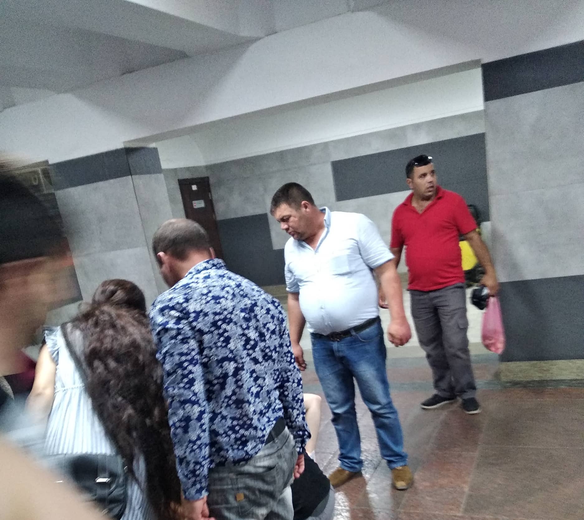 Metroda iki gəncin halı pisləşdi