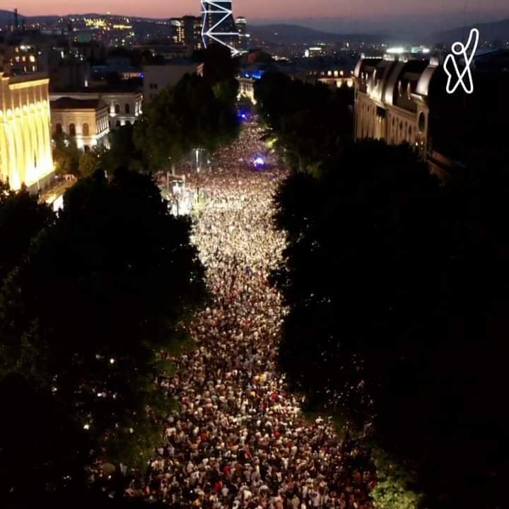 Qaribaşvilinin istefası tələbilə mitinq keçirildi