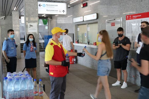 Sərnişinlərə metroda pulsuz su paylanacaq