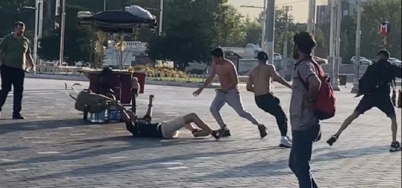 Taksimdə turistlər arasında kütləvi dava - FOTO
