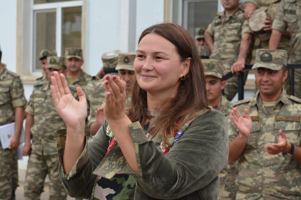 Deputat əsgər və zabitlərlə görüşdü, onları təbrik etdi