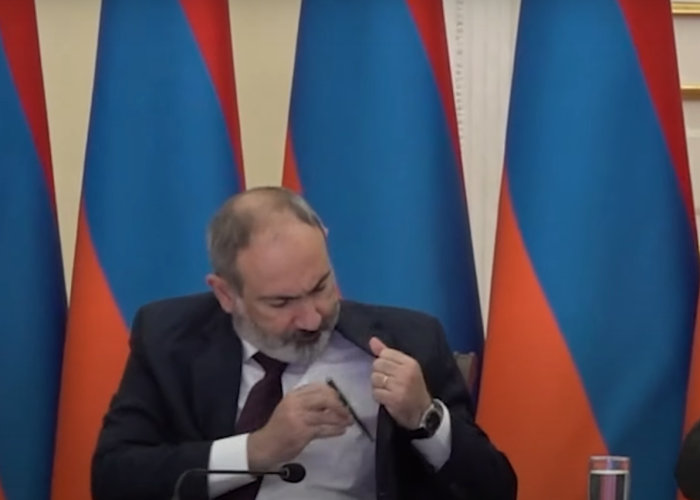 Paşinyan yenə gülüş hədəfi oldu - Bu dəfə qələm oğurluğu ilə - VİDEO