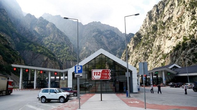 Gürcüstan sərhədində nəqliyyatın hərəkəti bərpa edildi