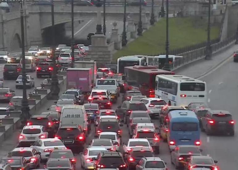 Paytaxt yollarında tıxac - Avtobuslar 23 dəqiqəlik intervalla işləyir