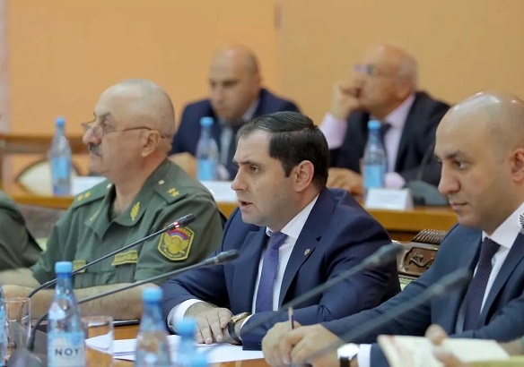 Ermənistanın müdafiə naziri müşavirə keçirdi
