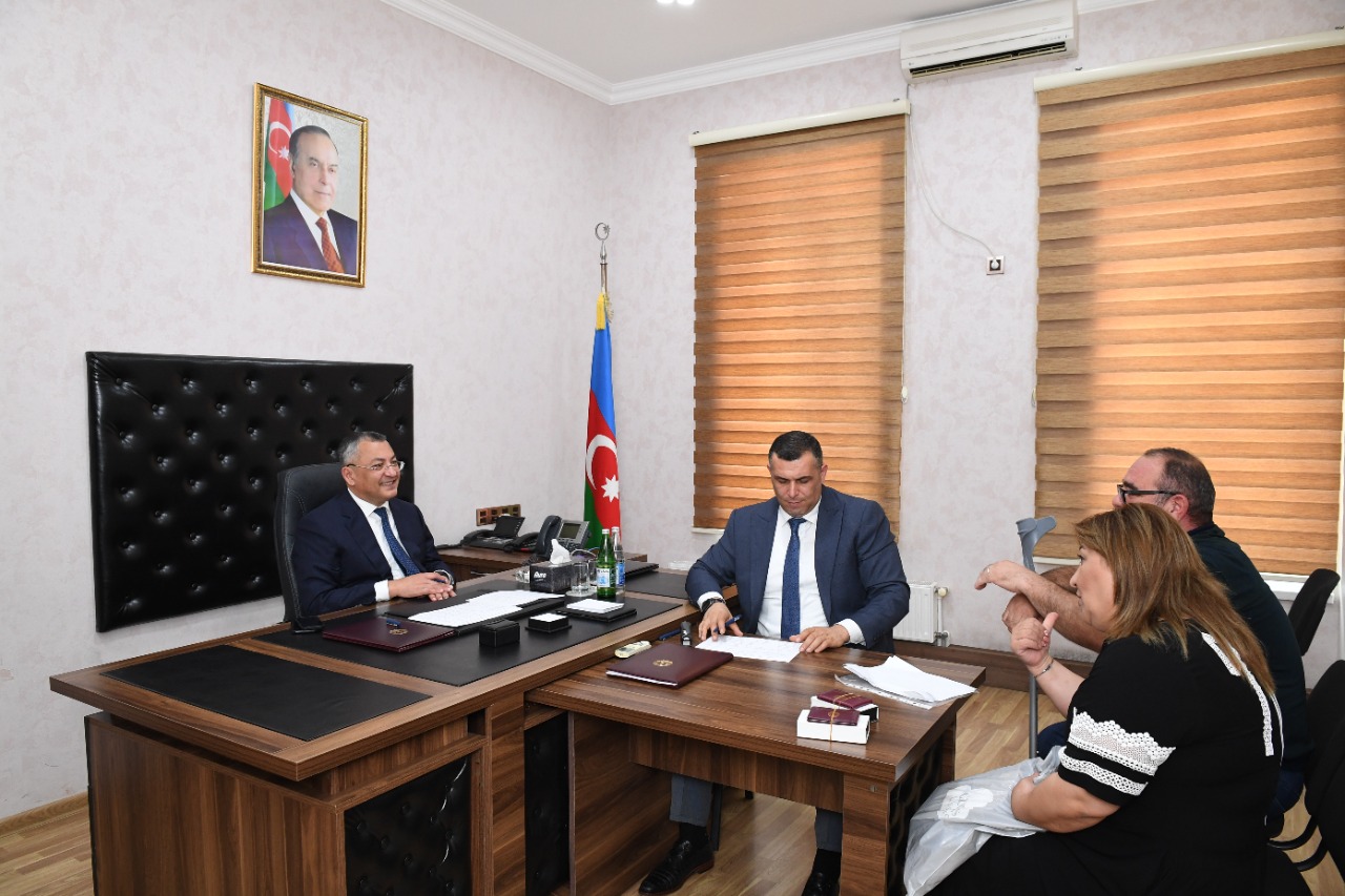 Rövşən Rzayev vətəndaşları qəbul edib