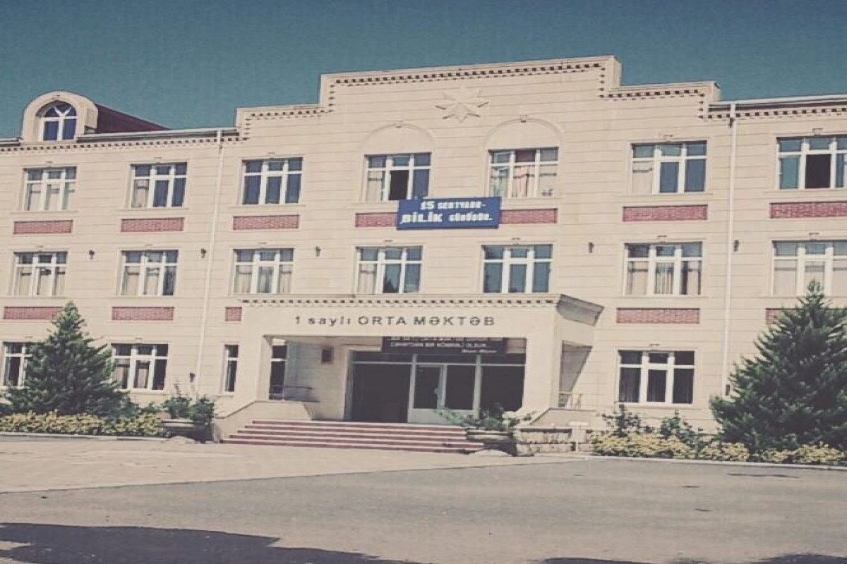Şagirdlərə dini mahnı oxutduran müəllim CƏZALANDIRILDI