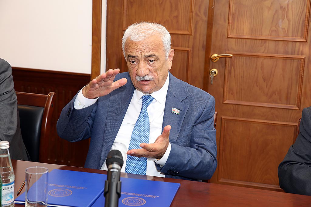 Səttar Möhbalıyev Forum iştirakçılarını qəbul edib