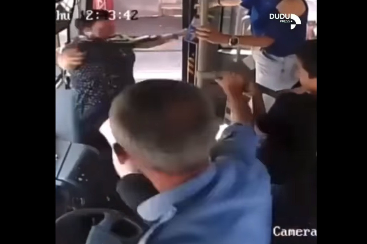 Sərnişini təpikləyən avtobus sürücüsü işdən çıxarıldı