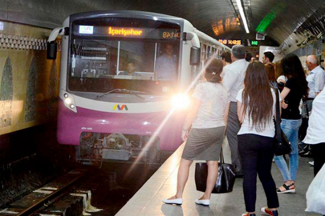 Metroda GƏRGİN ANLAR - Sərnişinlər qatardan düşürüldü