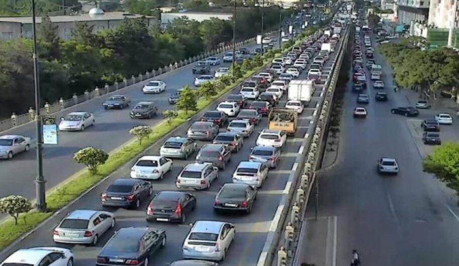 Paytaxtın tıxaclı yolları - SİYAHI