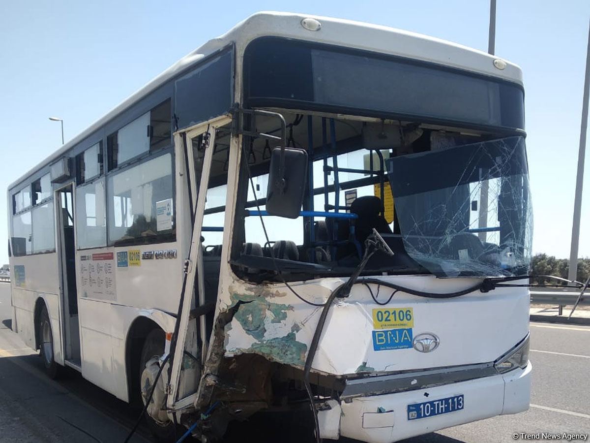 Bakıda ağır QƏZA - Avtobusla maşın toqquşdu