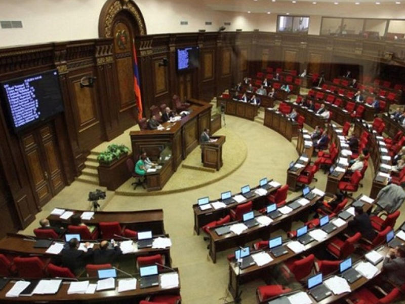Ermənistan parlamentində qalmaqal: deputat istefa verdi