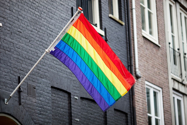 Məscidin divarına LGBT bayrağı asıldı