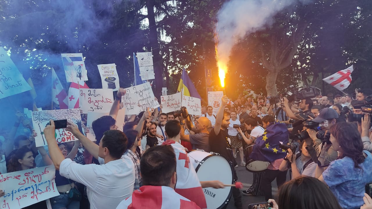 Gürcülər yenidən Qaribaşvilinin istefasını tələb edir