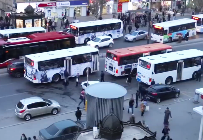 111 avtobus tıxacda qalıb