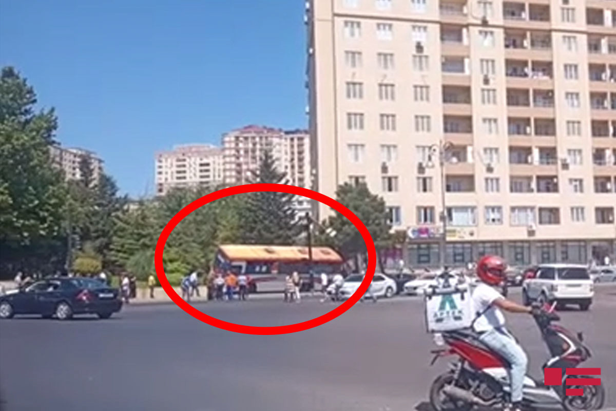 Bakıda sərnişin avtobusu qəzaya düşdü - FOTO