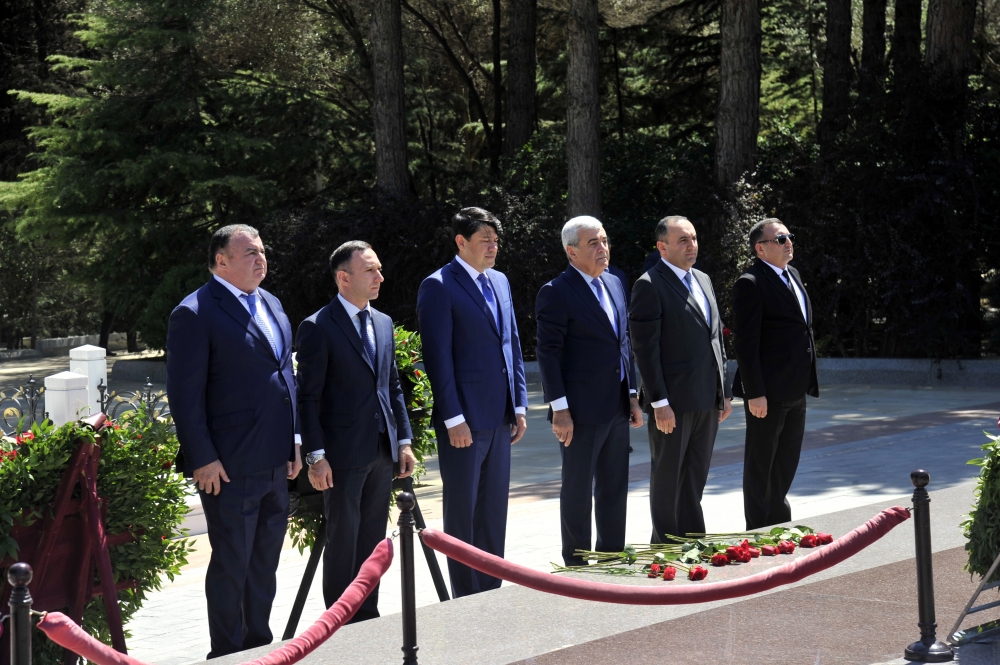 Dövlət Komitəsinin rəhbərliyi Fəxri xiyabanı ziyarət edib