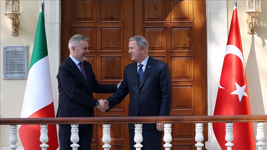 Hulusi Akar italiyalı həmkarı ilə görüşdü 