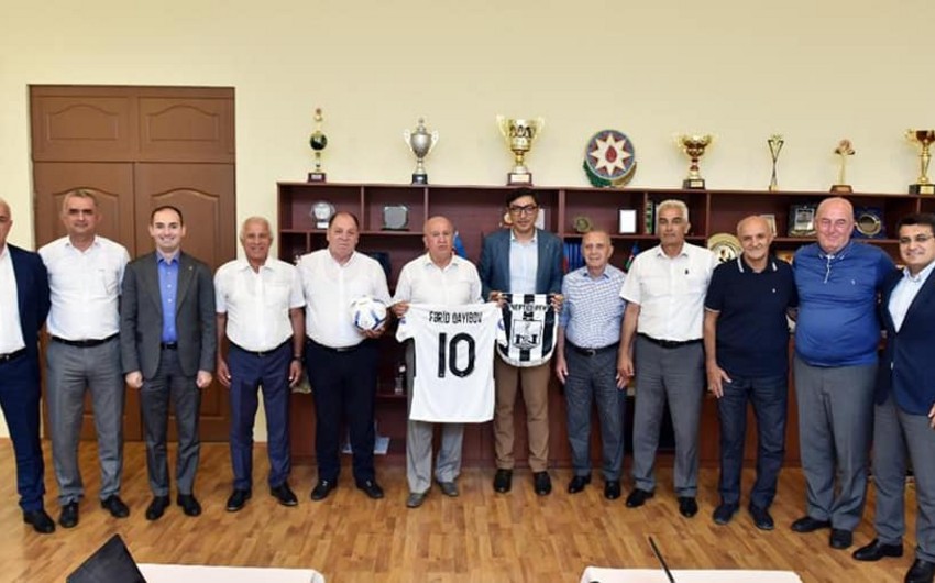 Nazir veteran futbolçularla görüşdü - FOTO