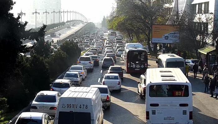 20 avtobus tıxacda qalıb