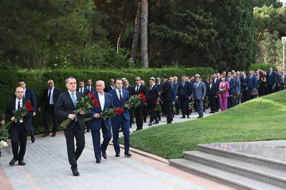 Diplomatlar Fəxri və Şəhidlər xiyabanını ziyarət etdilər