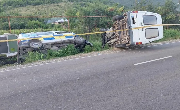 Təcili yardım maşını mikroavtobusla toqquşdu