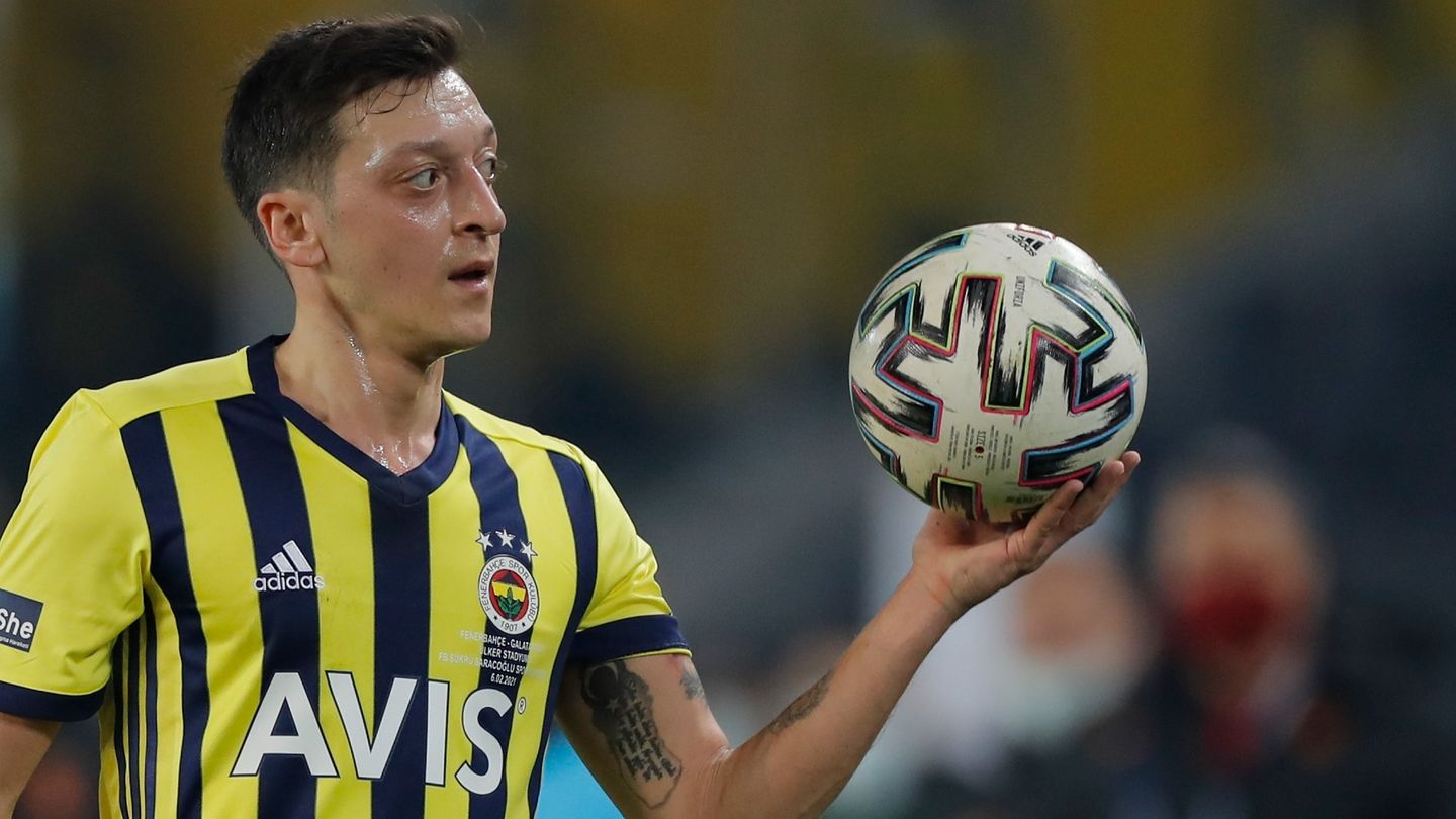 Mesut Özil “Fənərbağça”dan ayrıldı