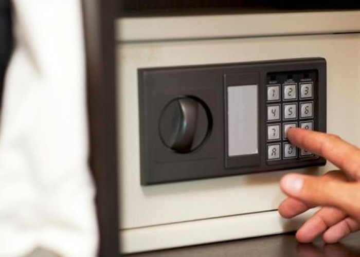 Evdə seyfdən 130 min manat oğurlandı