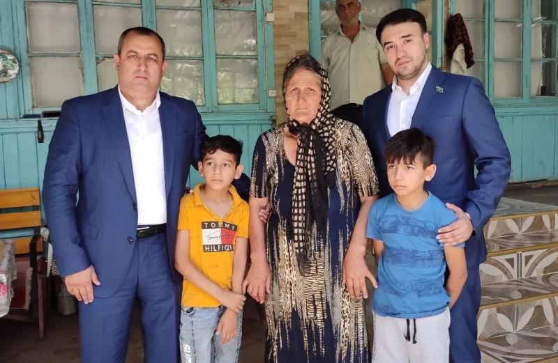 Deputatlar özünü yandıran qazinin yasına getdilər 