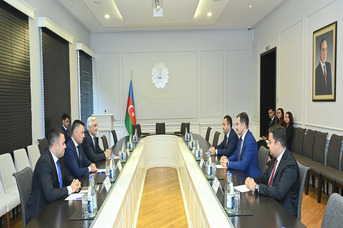 Azad edilən ərazilərdə təhsil müəssisələrinə 1000 kompüter ianə edidi