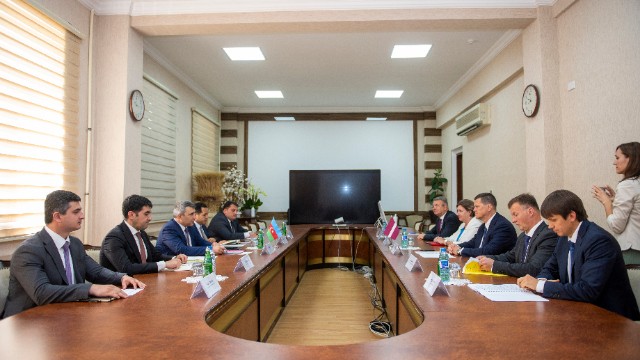 İnam Kərimov latviyalı həmkarı ilə görüşdü