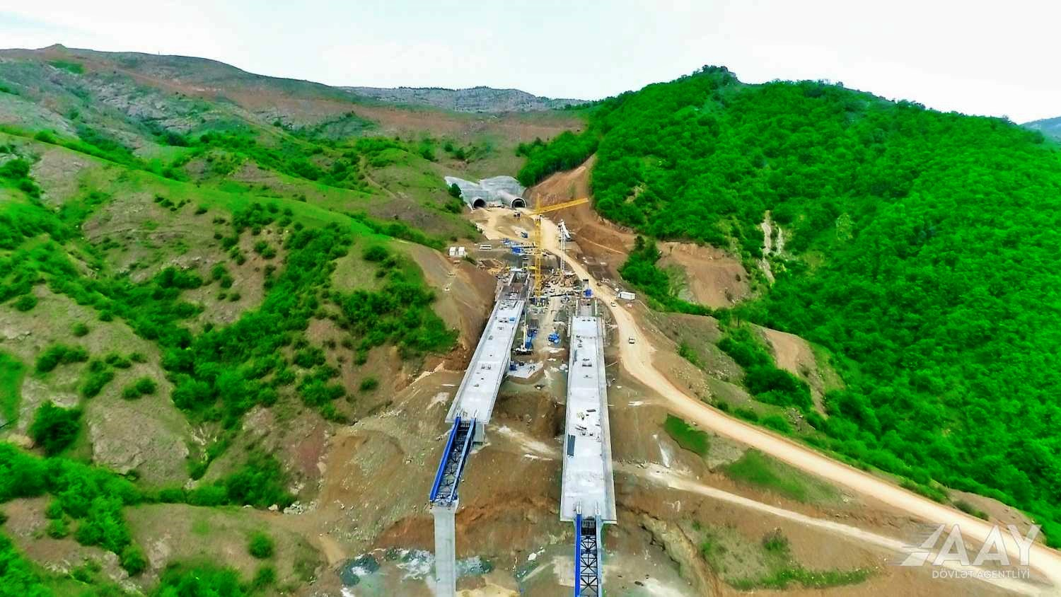 Füzuli-Şuşa yolunda körpü inşa edilir - VİDEO