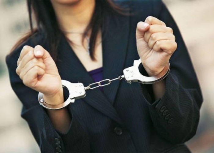 Direktor müavini olan qadına cinayət işi AÇILDI