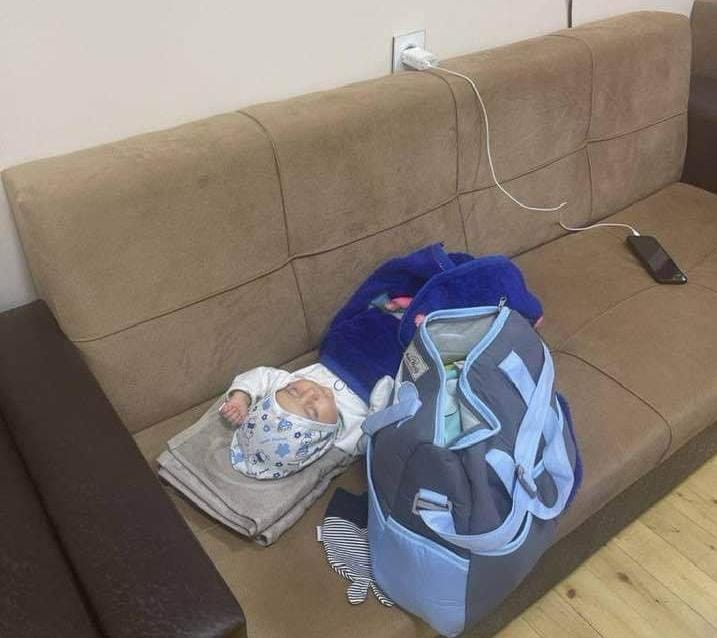 Anası imtahan verən körpə direktorun otağında yatdı - FOTO