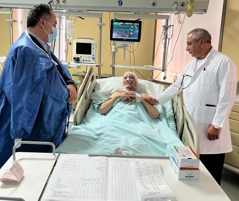İcra başçısı Milli Qəhrəmana xəstəxanada baş çəkdi