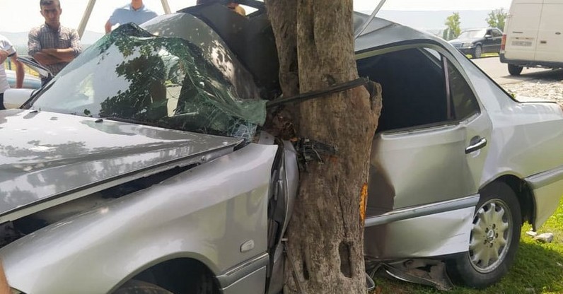 “Mercedes” ağaca çırpıldı - Ölən var