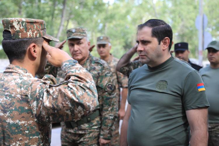 Ermənistanın müdafiə naziri yenə Azərbaycanla sərhədə gəldi