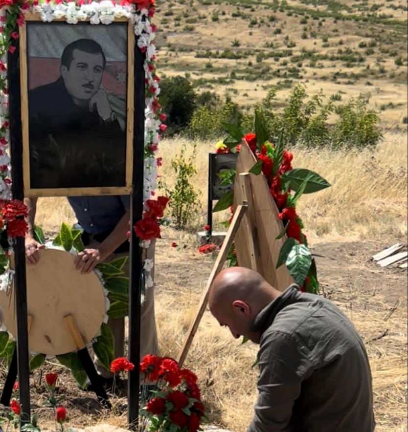 Səxavət Məmmədovun oğlu atasının Ağdamdakı məzarını ziyarət etdi