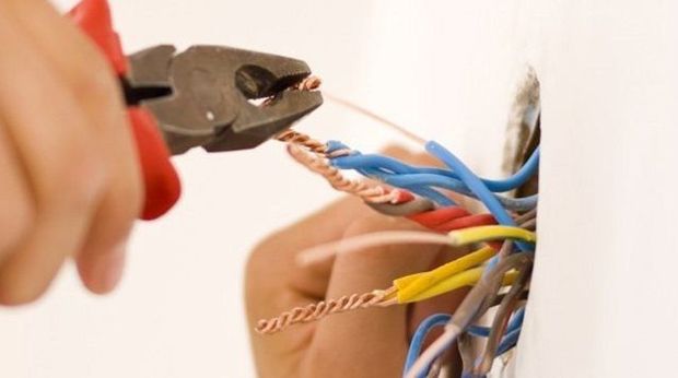 18 yaşlı qızı elektrik cərəyanı vurdu