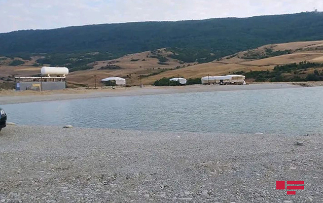 Şabranda iki nəfər göldə batdı